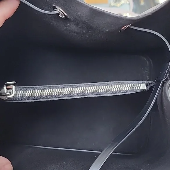NEWAuthentic Louis Vuitton Epi Noir NeoNoe MM Black Shoulder Bag - Picture 4 of 5